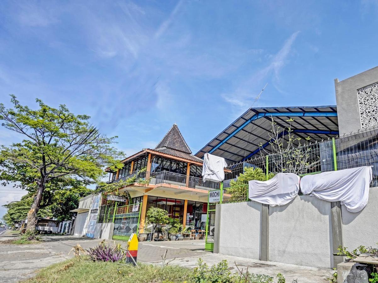 Oyo 90943 Mochi 88 Homestay Probolinggo Eksteriør billede